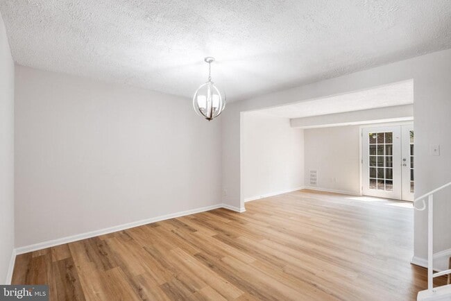 Building Photo - 5605 Independence Cir