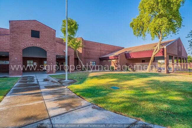 Building Photo - Beautiful split floorplan in a great neigh...