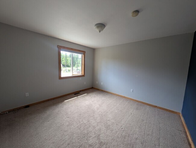 Building Photo - Spacious 4BR Home Near Sacheen & Davis Lake