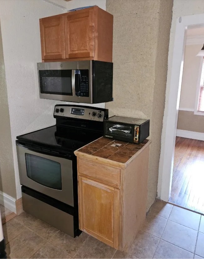 Building Photo - Charming 1 bedroom, 1 bathroom Bungalow
