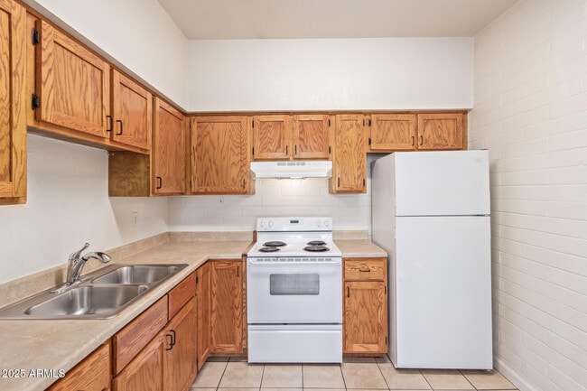 Building Photo - 1343 W 3rd St