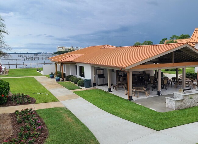 Building Photo - 2100 W Beach Dr