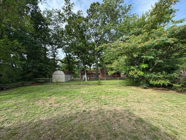 Building Photo - Charming 3 Bed 2 Bath Home Conveniently Located in Fayetteville
