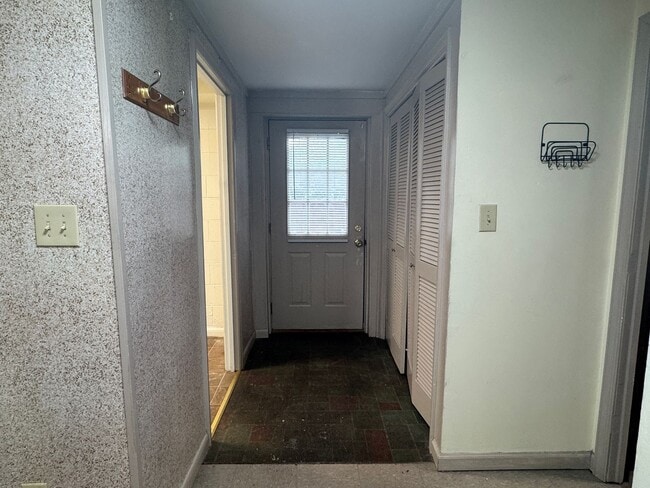 Building Photo - Spacious 1 Bedroom Apartment - Will keep you cool this summer!