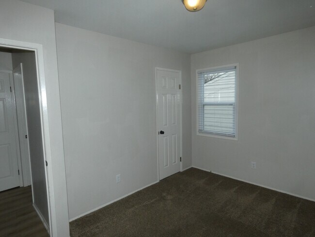 Building Photo - 5045 NE 56th Pl