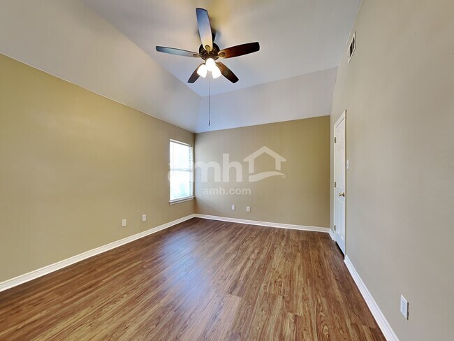 Building Photo - 310 Victory Ln