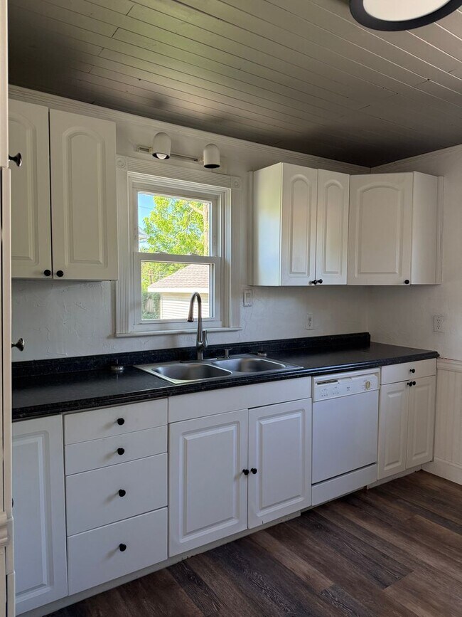 Building Photo - Three-Bedroom Home located in Oshkosh