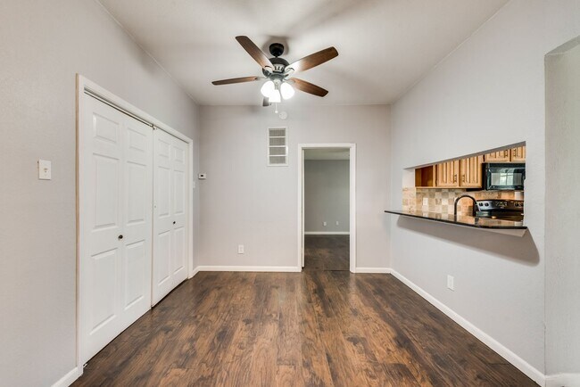 Building Photo - Spacious 2nd floor corner unit in Richardson