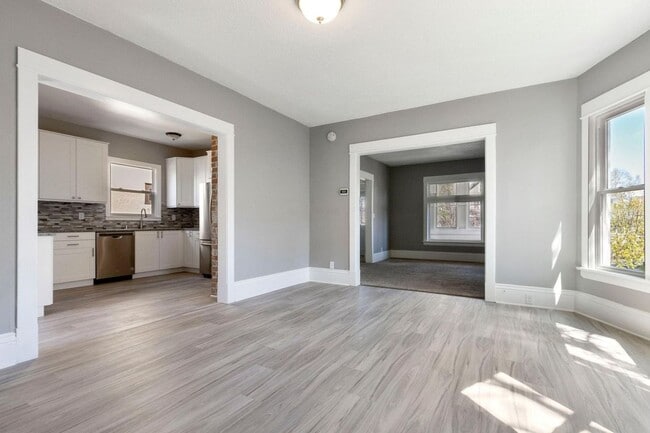 Building Photo - Large 4 bedrooms house near Macalaster