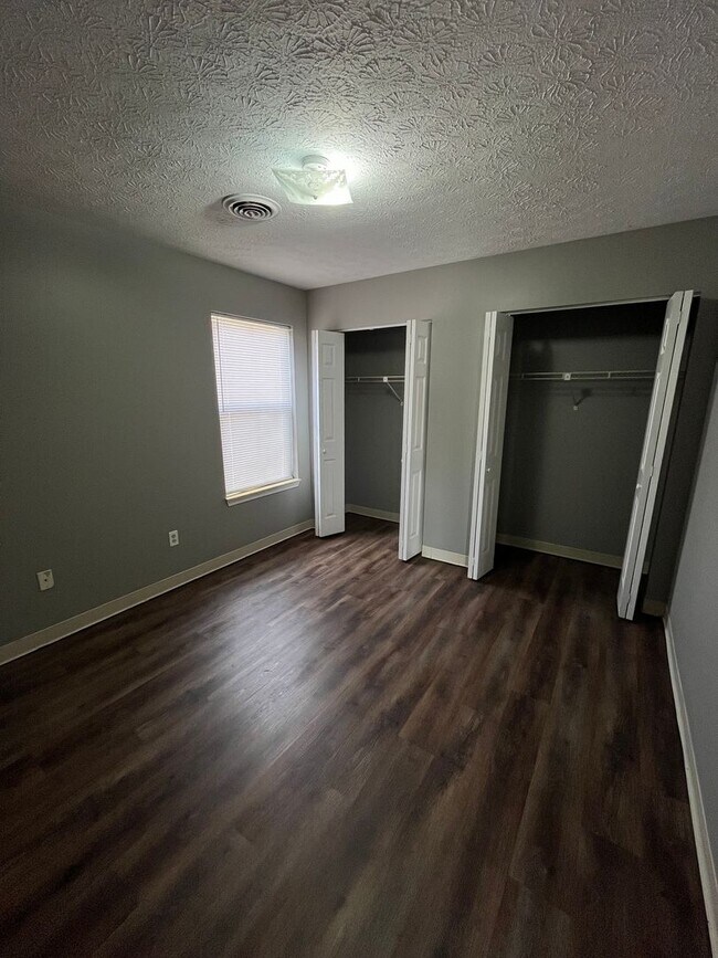 Building Photo - 199 E Heights Ave