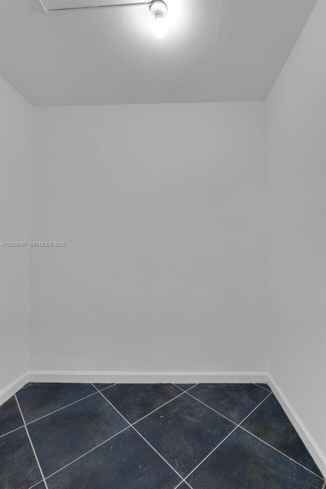 Building Photo - 11960 NE 19th Dr