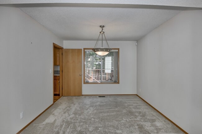 Building Photo - Beautiful cul-de-sac home, with fenced in yard