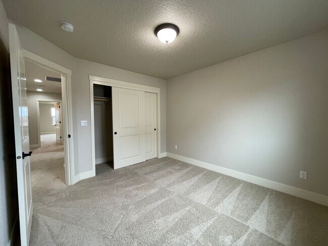 Building Photo - Lovely North Plains 4Bd 2.5Ba Home with Ja...