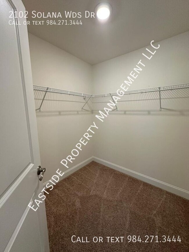 Building Photo - 2102 Solana Wds Dr