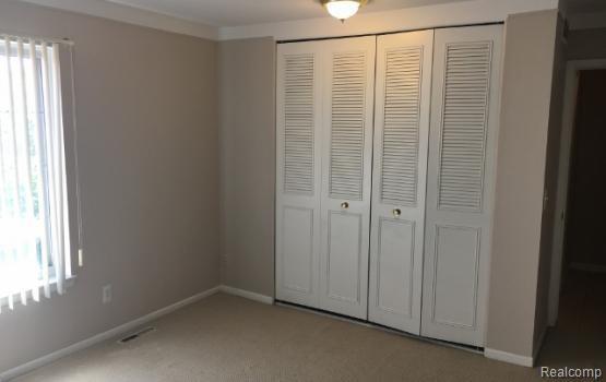 Building Photo - 500 N Fox Hills Dr