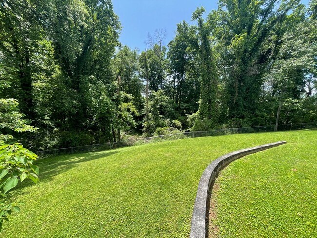 Building Photo - Elegant 4bd/3ba Home with Fenced-in Backyard