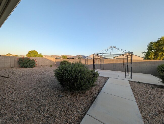 Building Photo - 9407 E Alfalfa Dr