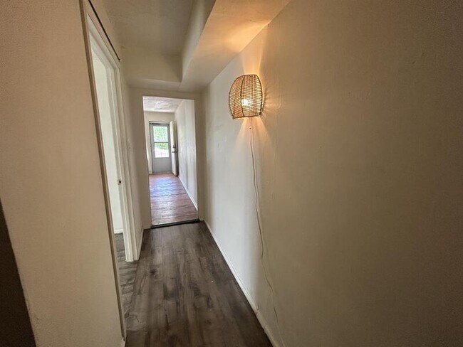 Building Photo - 560 S 600 E