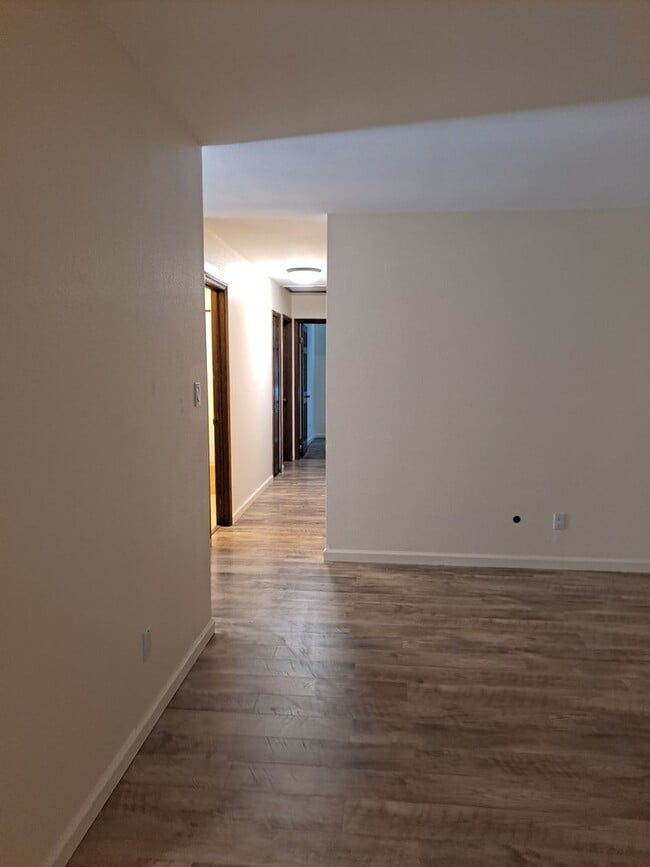 Building Photo - ALL PROSPECTIVE TENANTS MUST SUBMIT A $58 ...