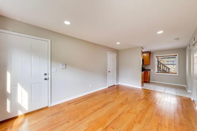 Building Photo - 7415 N Wolcott Ave