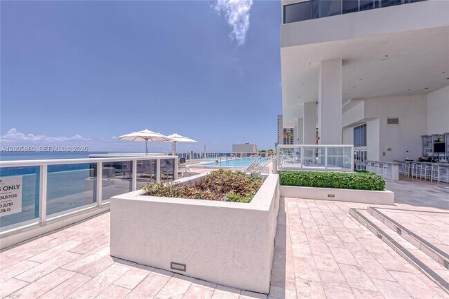 Building Photo - 1830 S Ocean Dr