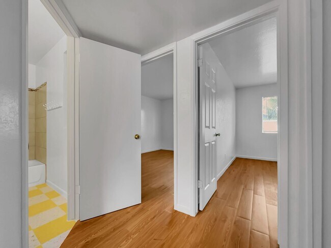 Building Photo - Central Phoenix 2/1 Ground Floor Super Clean.