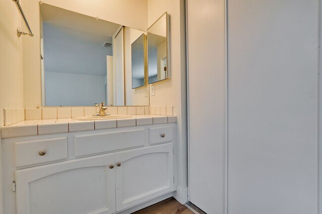 Building Photo - 947 // Duplex