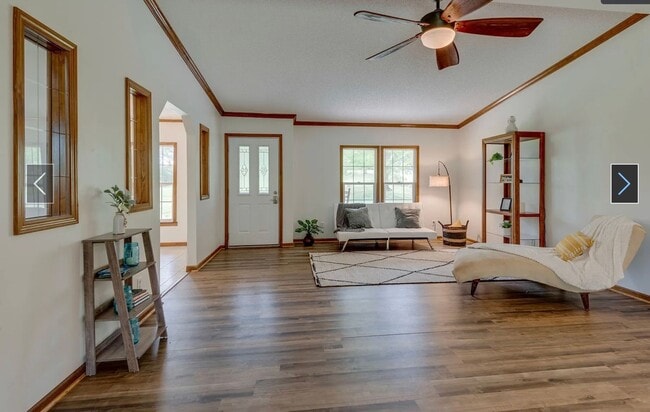 Building Photo - Fairview - 3 bedroom 2 baths - Private living