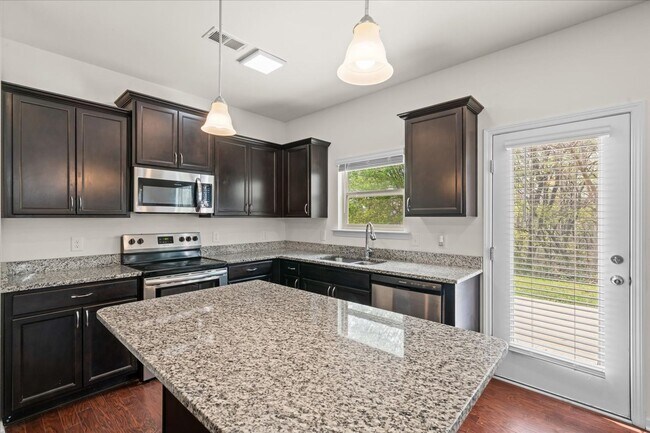 Building Photo - 1407 Red Hill Dr