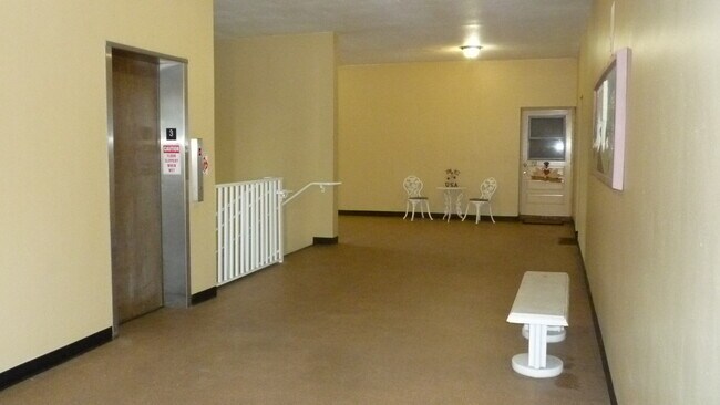 Building Photo - 2402 Ecuadorian Way