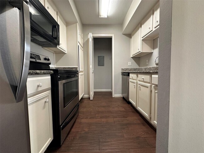 Building Photo - 2025 Augusta Dr