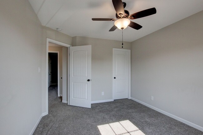 Building Photo - Huge 5 bed 3 ba.  Gorgeous House Near Post...