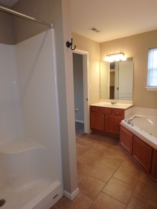 Building Photo - Nice 3 Bed 2 Bath House In Hunters Gate!
