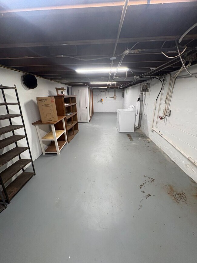 Building Photo - 813 W Maywood Ave