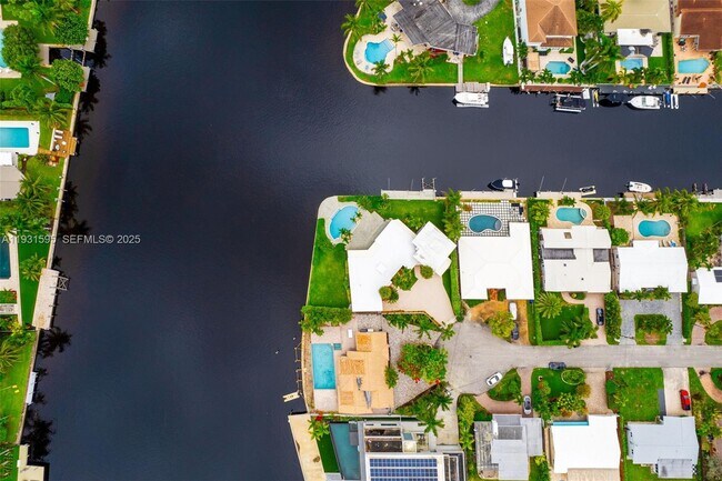 Building Photo - 2130 NE 15th St