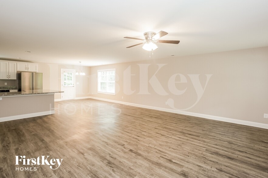 Building Photo - 667 White Oaks Rd