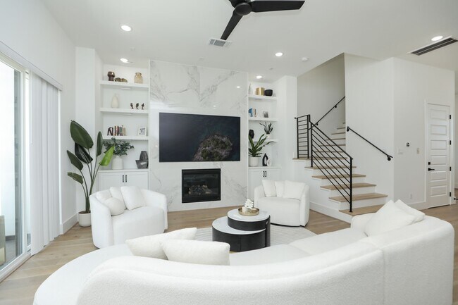 Building Photo - 5704 Fairdale Ln