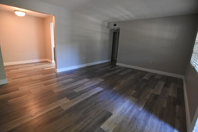 Building Photo - 1 bed/1 bath, 2nd Floor Condo at Sandlewoo...