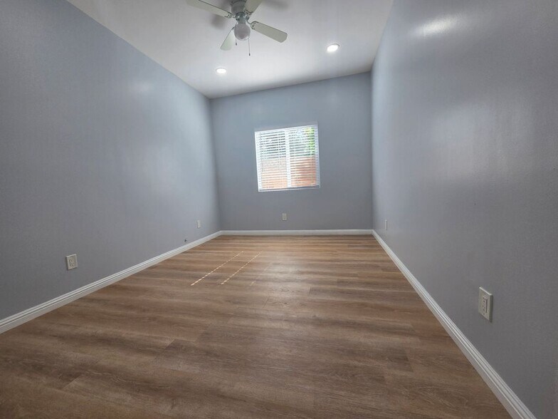 Building Photo - 1715 W 64th St