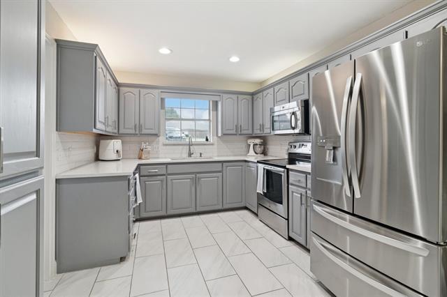 Building Photo - 16435 Red Oak Cir N