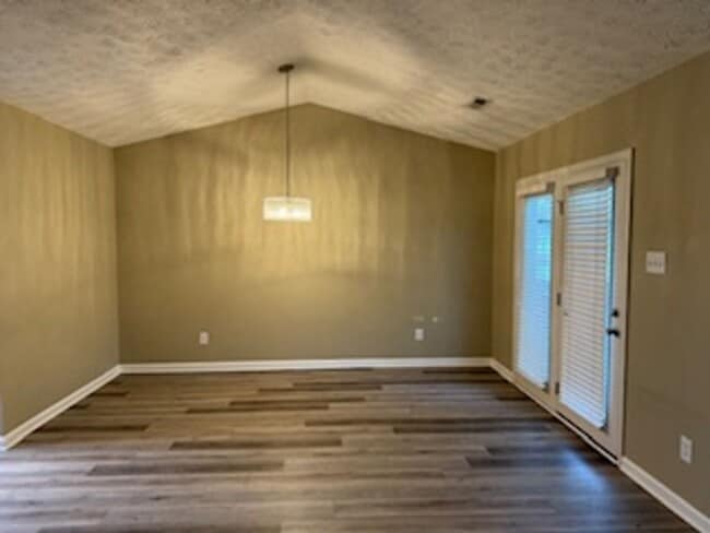 Building Photo - Knoxville 37934 - 2 bedroom, 2 bath condo - Contact Susan Niedergeses (865) 300-4722