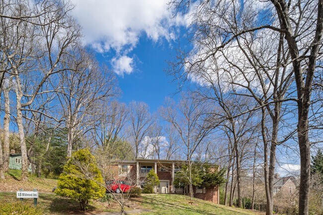 Building Photo - Two Bedroom Apartment - Great North Asheville Location!