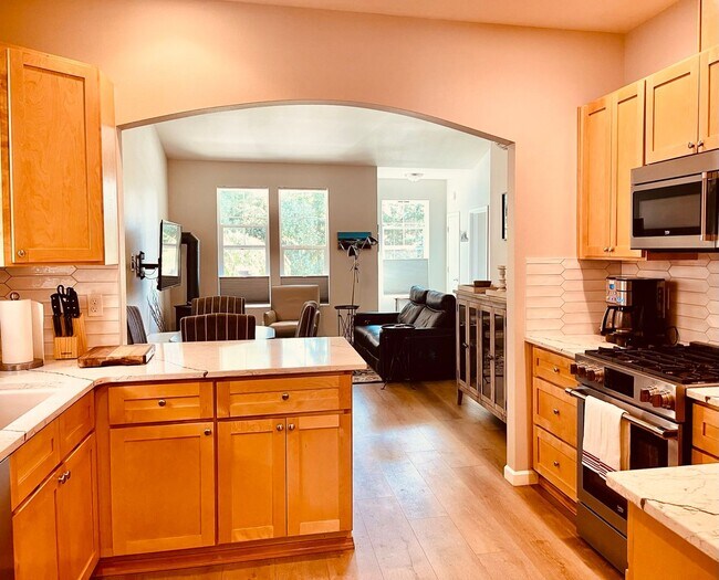 Building Photo - Fully Furnished 2 bedroom cottage in downtown Poulsbo...available starting 5-1