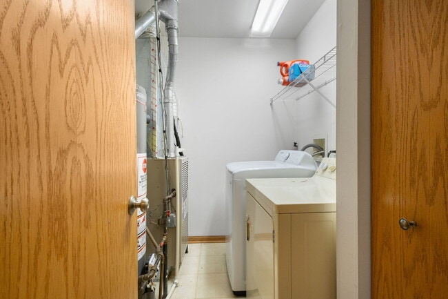 Building Photo - 2877 Stonewater Dr