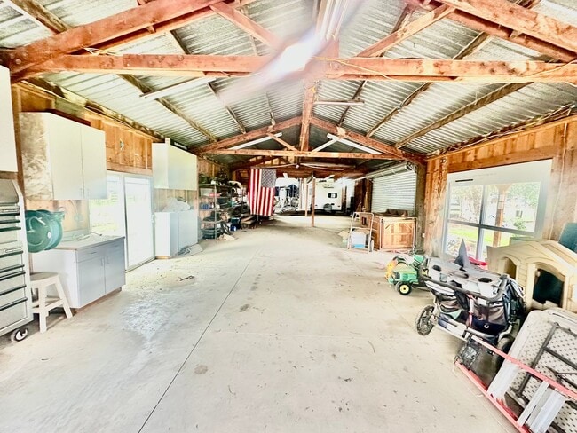 Building Photo - Gorgeous 4/3 Country Estate with 2000sf Barn