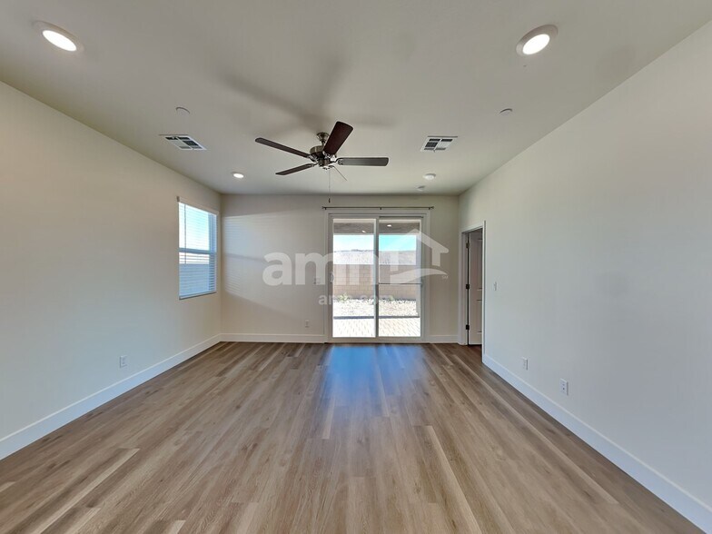 Building Photo - 822 English Primrose St