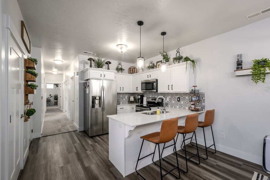 Building Photo - 1838 W Eaglewood Dr