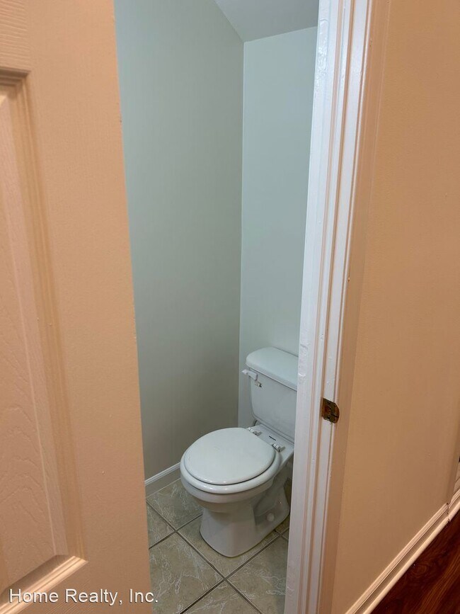 Building Photo - 2 br, 1.5 bath House - 1603 6th St. NW