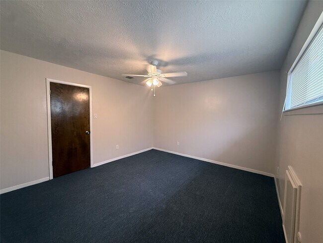 Building Photo - 4107 Vista Rd