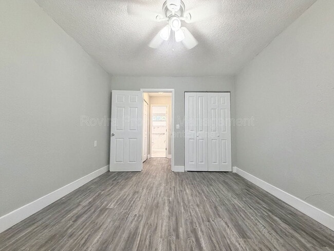 Building Photo - 2107 Bonneville Dr